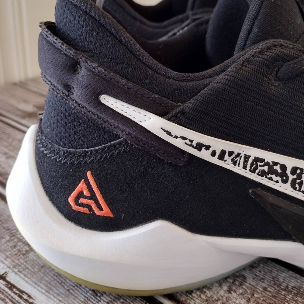 giannis antetokounmpo nike freak